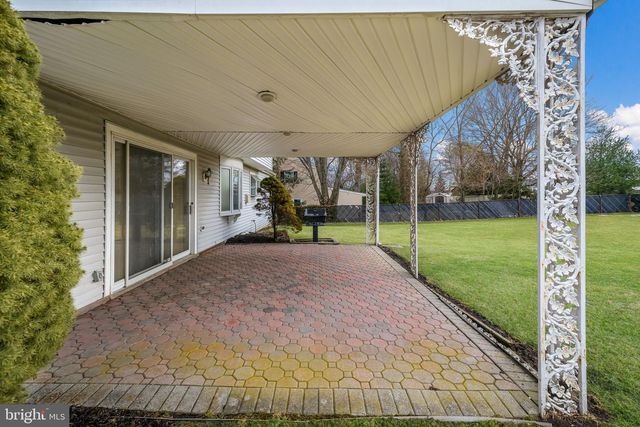 64 SPRINGWOOD DR, Southampton, PA 18966