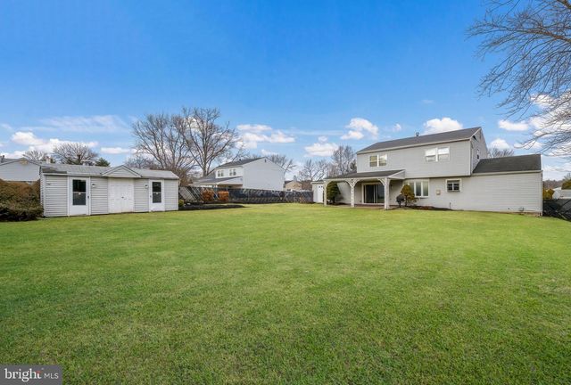 64 SPRINGWOOD DR, Southampton, PA 18966