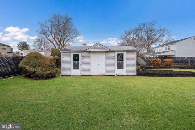 64 SPRINGWOOD DR, Southampton, PA 18966