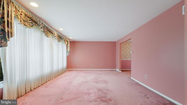 64 SPRINGWOOD DR, Southampton, PA 18966