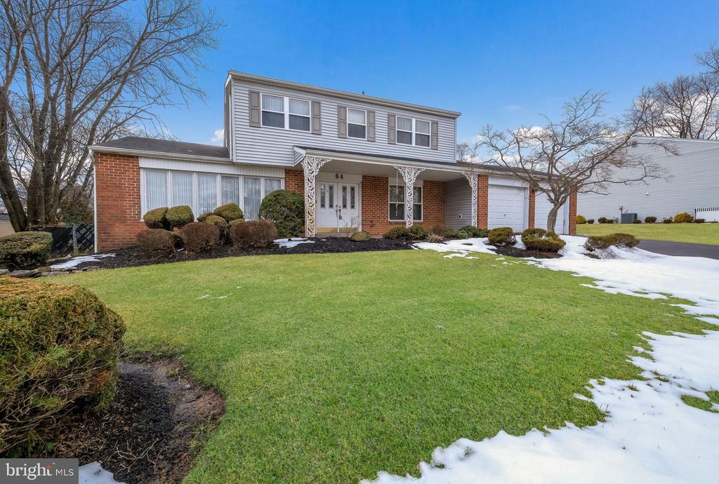 64 SPRINGWOOD DR, Southampton, PA 18966