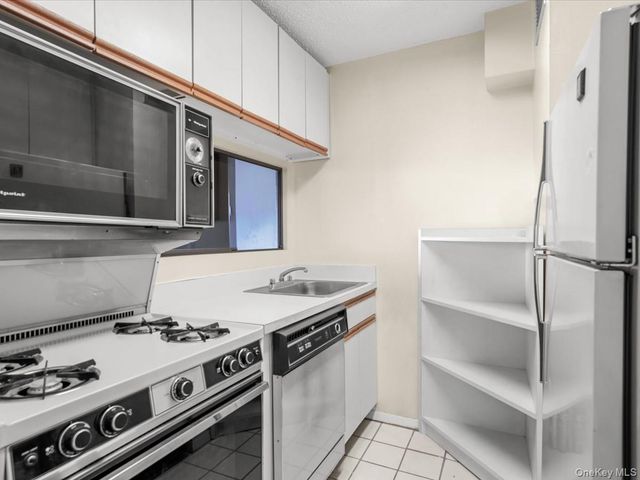 41-40 Union Street 8V, Flushing, NY 11355