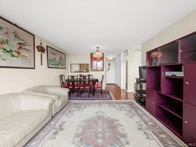 41-40 Union Street 8V, Flushing, NY 11355