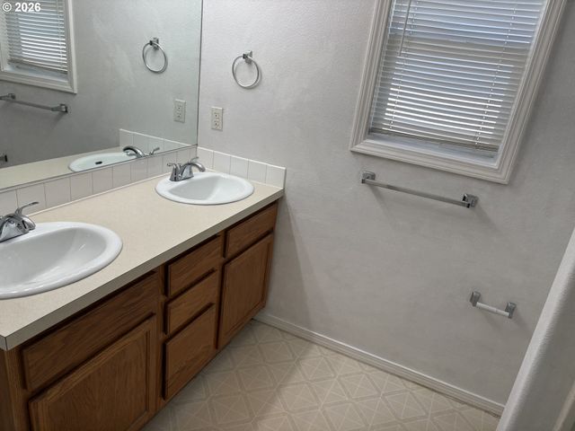 3237 OLIVE St, Vancouver, WA 98660