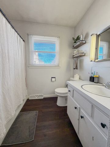 1506 S Walnut Avenue, Freeport, IL 61032