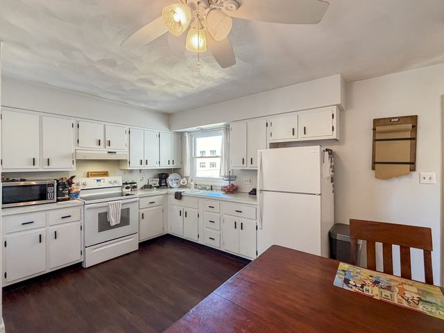 1506 S Walnut Avenue, Freeport, IL 61032