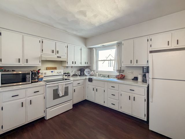 1506 S Walnut Avenue, Freeport, IL 61032