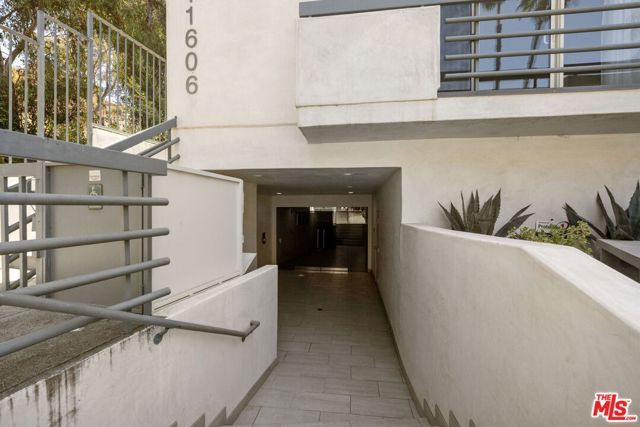 11606 Chenault Street 101, Los Angeles, CA 90049