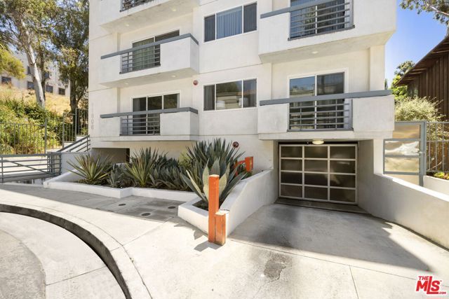 11606 Chenault Street 101, Los Angeles, CA 90049