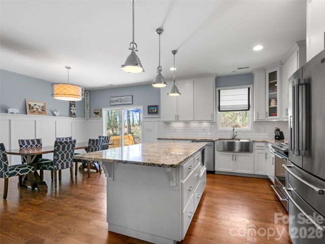 290 Sweetwater Hills Drive, Hendersonville, NC 28791