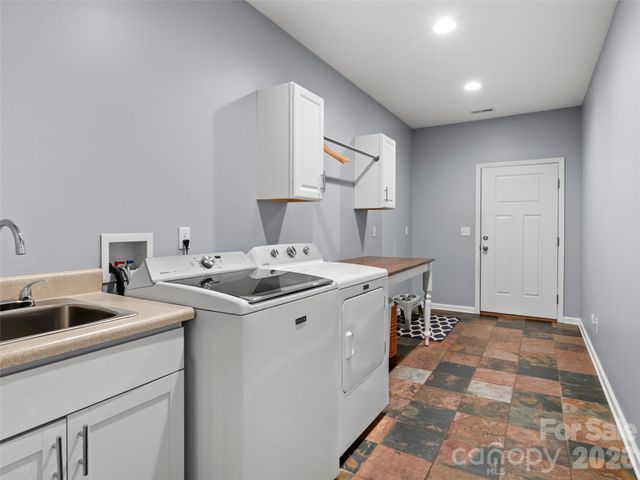 290 Sweetwater Hills Drive, Hendersonville, NC 28791