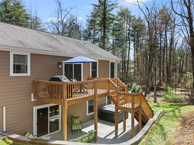 290 Sweetwater Hills Drive, Hendersonville, NC 28791