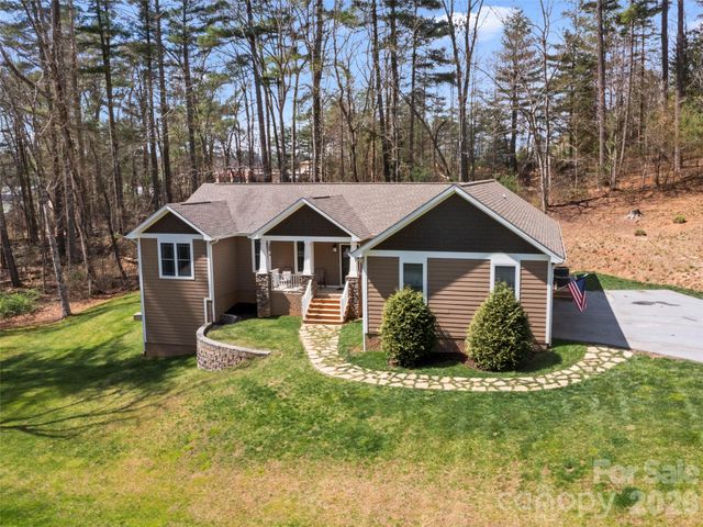 290 Sweetwater Hills Drive, Hendersonville, NC 28791