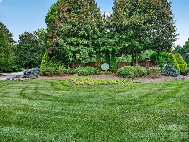 290 Sweetwater Hills Drive, Hendersonville, NC 28791