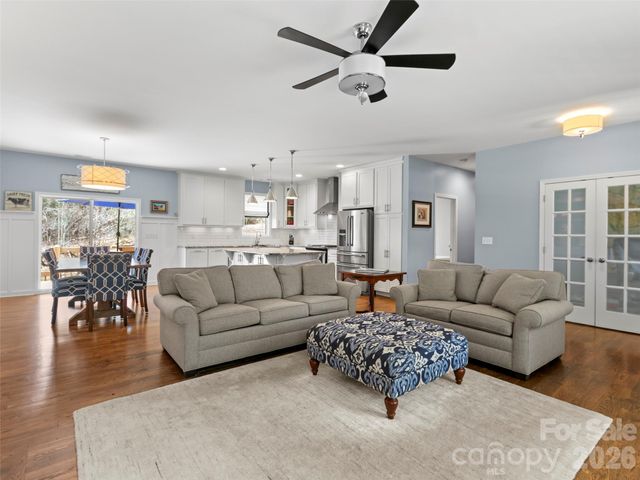 290 Sweetwater Hills Drive, Hendersonville, NC 28791