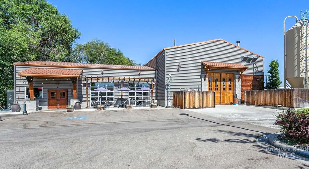 9719 W Chinden, Garden City, ID 83714