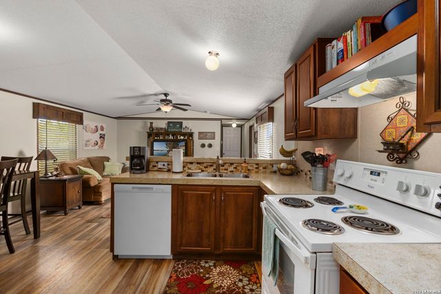 526 Pr 1512, Bandera, TX 78003