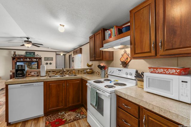 526 Pr 1512, Bandera, TX 78003