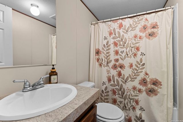 526 Pr 1512, Bandera, TX 78003