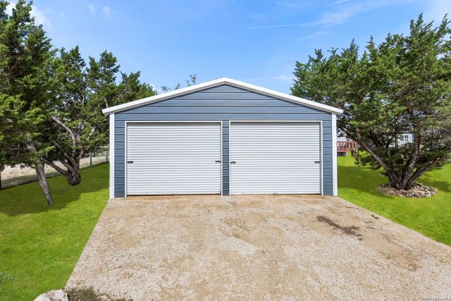 526 Pr 1512, Bandera, TX 78003