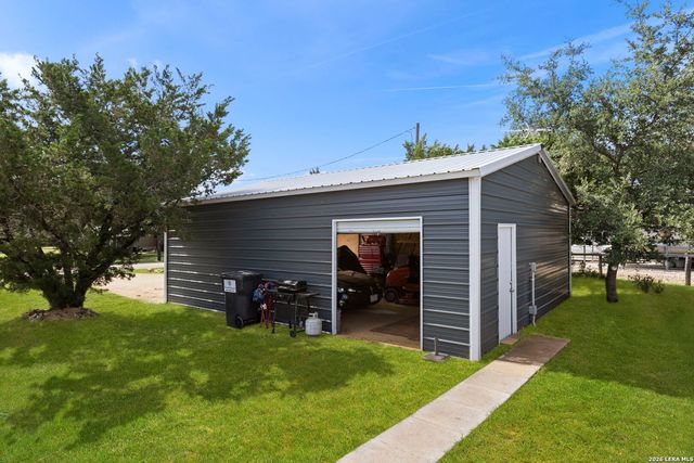 526 Pr 1512, Bandera, TX 78003