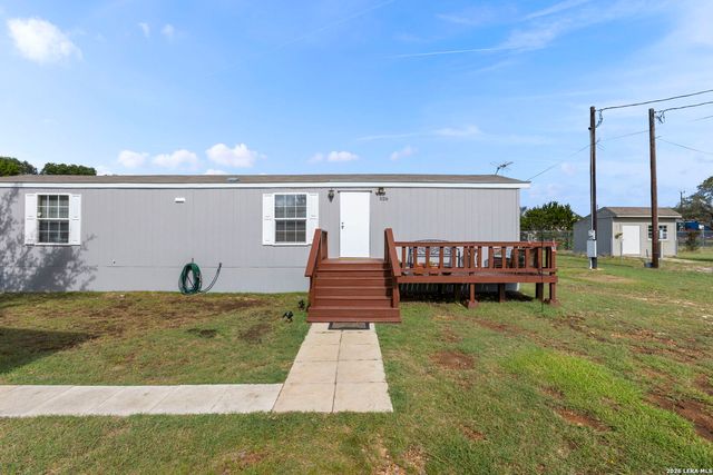 526 Pr 1512, Bandera, TX 78003