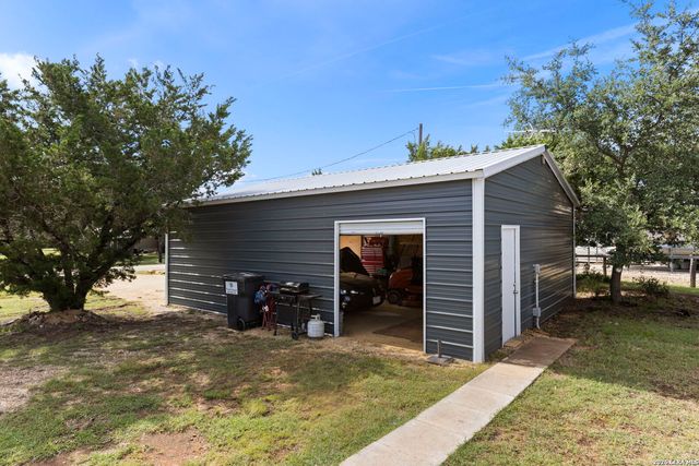 526 Pr 1512, Bandera, TX 78003