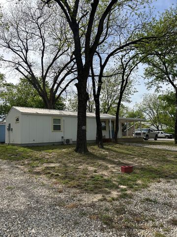 414 N N Avenue F, Clifton, TX 76634
