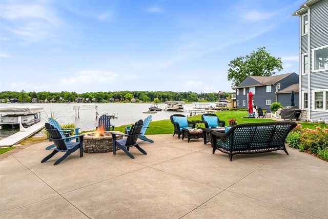 1573 S Crooked Lake Drive, Kalamazoo, MI 49009