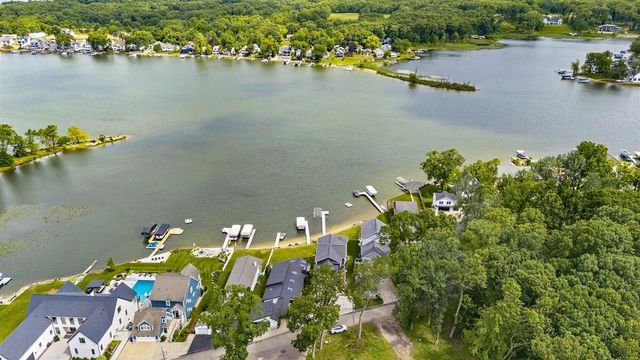 1573 S Crooked Lake Drive, Kalamazoo, MI 49009