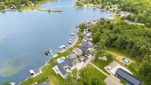 1573 S Crooked Lake Drive, Kalamazoo, MI 49009