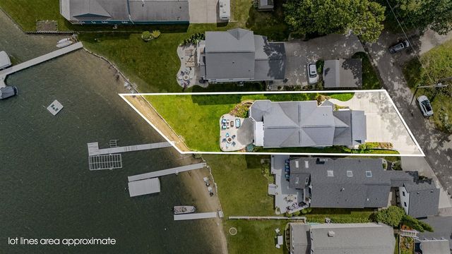 1573 S Crooked Lake Drive, Kalamazoo, MI 49009