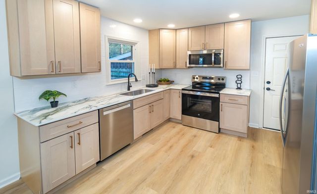 8300 Oak Drive, Newburgh, IN 47630