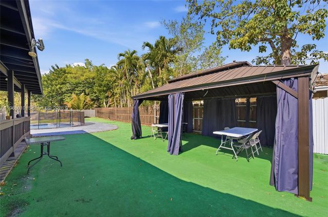 8555 NW 25th Pl, Coral Springs, FL 33065