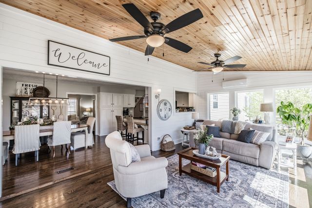 6761 Hall Rd, Greenbrier, TN 37073