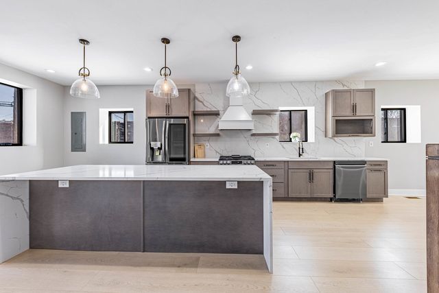 3530 W Van Buren Street, Chicago, IL 60624