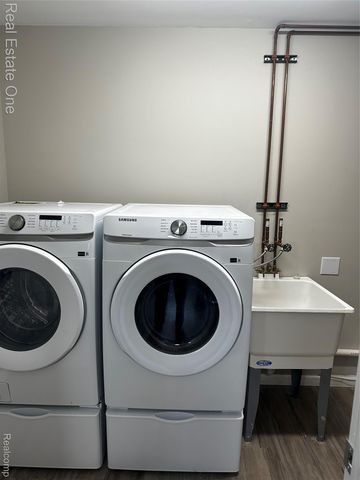 38 Kenyon Drive, Troy, MI 48083