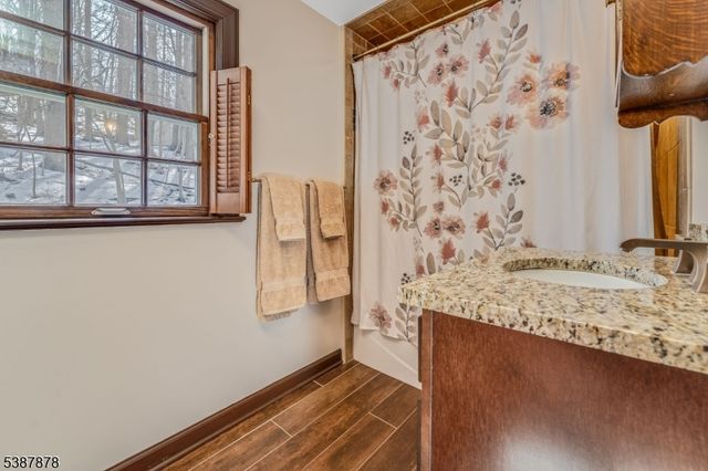 63 Sanatorium Rd, Glen Gardner Boro, NJ 08826