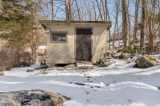 63 Sanatorium Rd, Glen Gardner Boro, NJ 08826