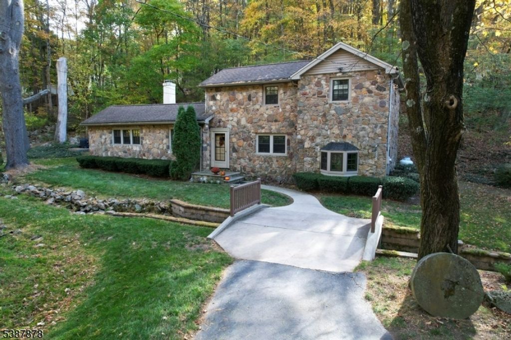 63 Sanatorium Rd, Glen Gardner Boro, NJ 08826