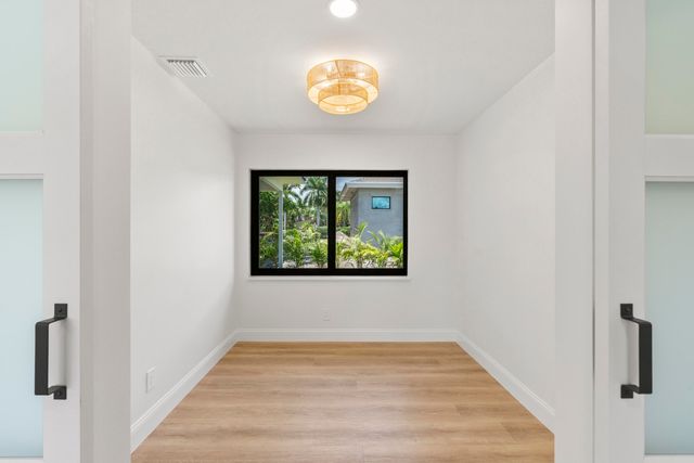 128 W Norfolk Road, Jupiter, FL 33469