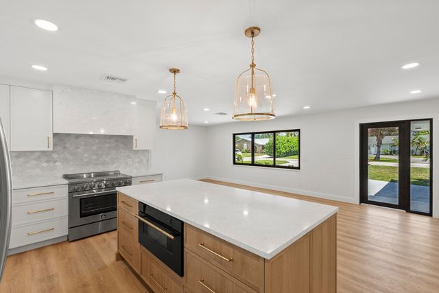 128 W Norfolk Road, Jupiter, FL 33469