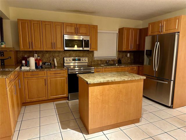 911 NW 22nd Pl, Miami, FL 33125