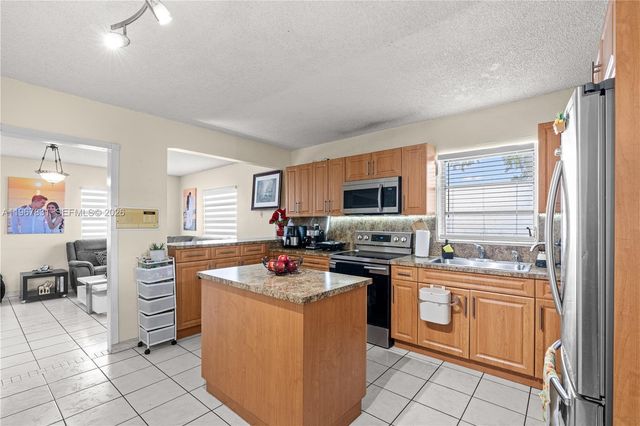 911 NW 22nd Pl, Miami, FL 33125