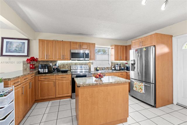911 NW 22nd Pl, Miami, FL 33125
