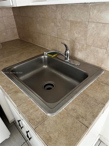 911 NW 22nd Pl, Miami, FL 33125