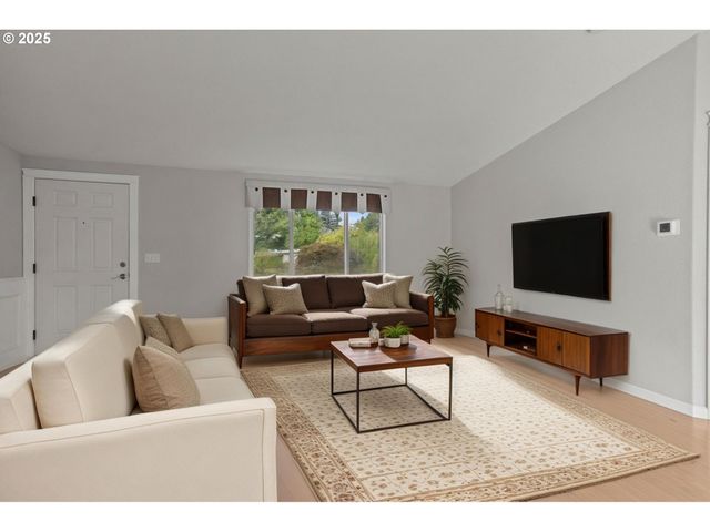 21984 CAMELLIA Ct, Aurora, OR 97002