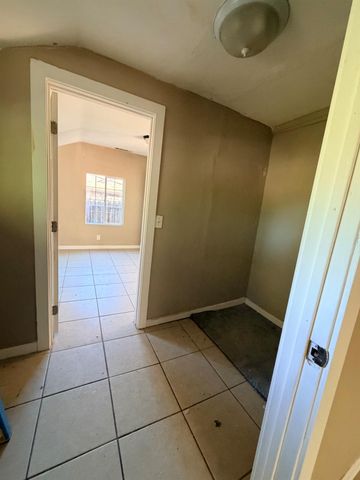 322 Pine St, Modesto, CA 95351