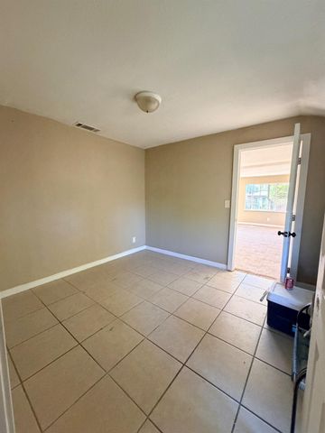 322 Pine St, Modesto, CA 95351