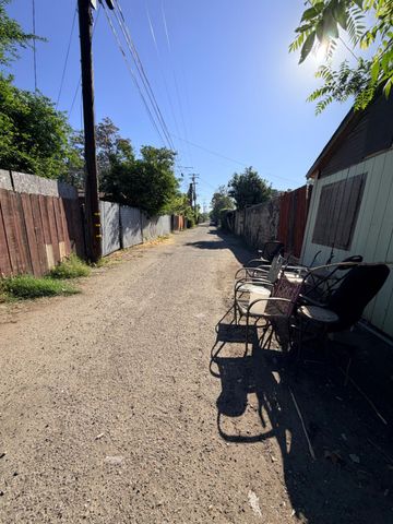 322 Pine St, Modesto, CA 95351